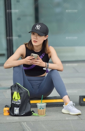 身材匀称的性感瑜珈美妇
