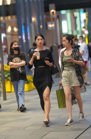 街拍漂亮的黑色裙小姐姐