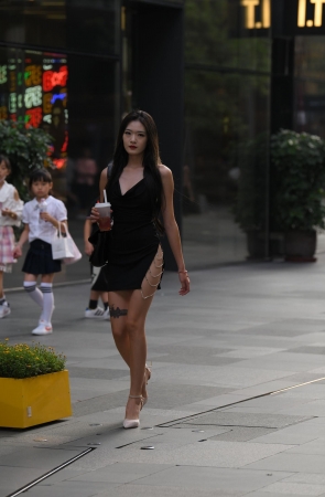 性感开叉短裙美腿女子