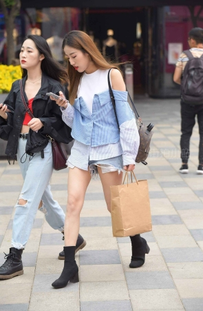 跟闺蜜逛街的长腿mm