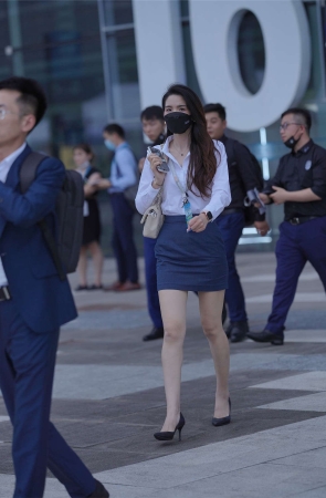 还在上班的蓝裙美女