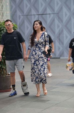 街拍魅力无限御姐型长腿美女