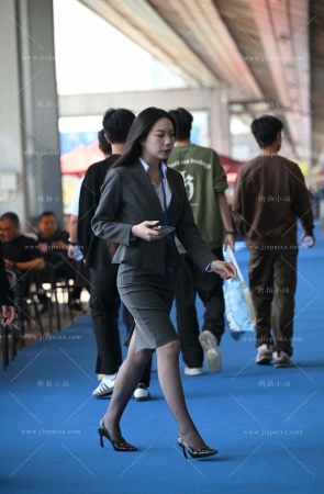 场外点“蚊香”的美女 [19P]