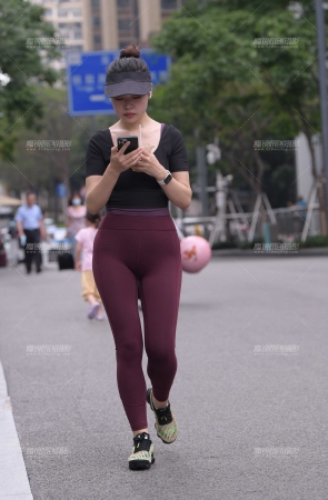 迷人的酒红色紧身裤~