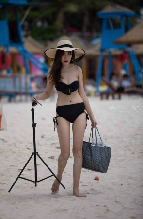 海边沙滩上玩直播的比基尼网红主播