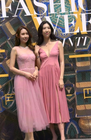 性感的粉红连衣裙V领低胸美女