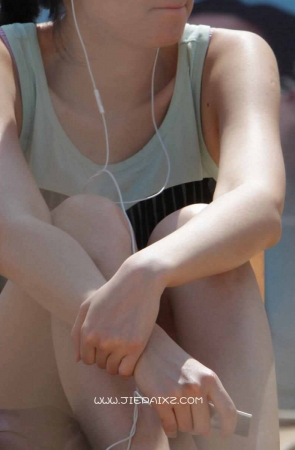 妹子正在享受阳光浴