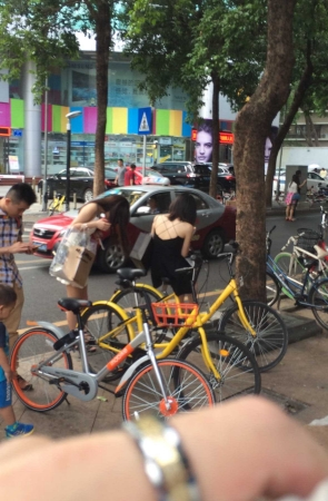 吊带连衣短裙，裸腿，高跟15