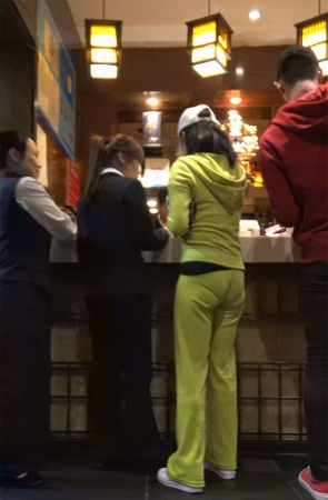 鸭舌帽运动装美女1