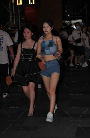 夜拍热裤女孩跟闺蜜