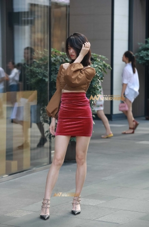 长腿性感红裙 勾勒迷人身材!