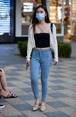 &漂亮牛仔裤美女