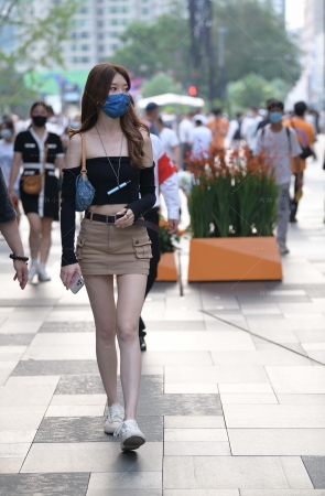 街拍超短裙清新小妹