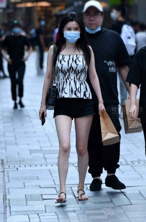 气质白皙美腿美女