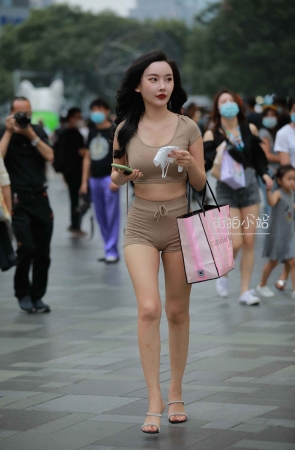 米色套装美女