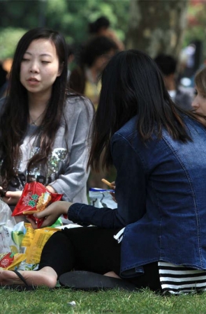 No768 气质忧郁的大学女生，鞋未离脚但依然脚心全露