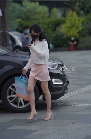 街拍大白腿朲槭