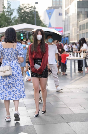 搭讪皮裙美女