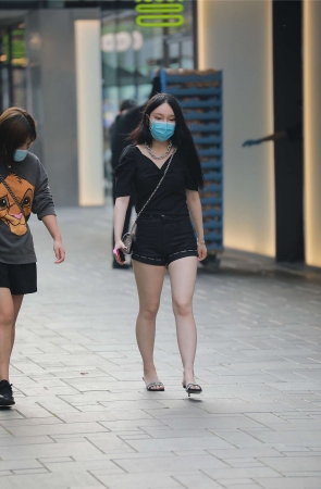 四九城嘎子街拍作品 - 热裤白嫩美女