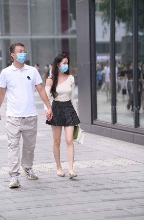 街拍小短裙漂亮女友
