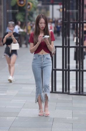 玩手机的小姐姐