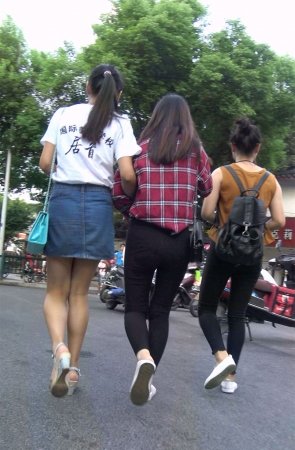 翘臀三姐妹有说有笑走了一路