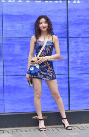 性感长腿吊带短裙美女