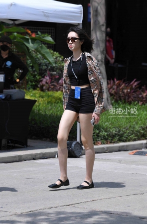 格子衬衫小姐姐