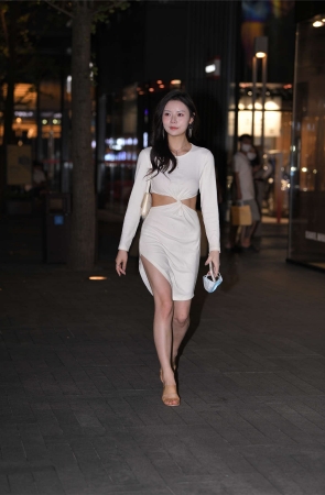 白色连衣裙美女