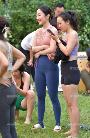 &蓝色瑜伽紧身裤美女