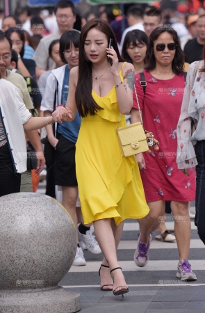 黄色连衣裙美女