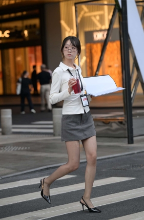 衬衫短裙通勤风