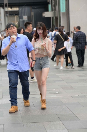热裤美眉