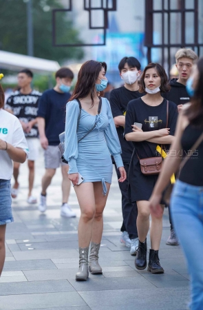 街拍紧身蓝色包臀裙性感美女