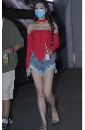 红色抹胸小姐姐(78P)