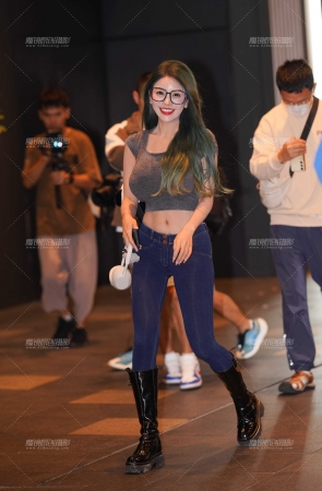 紧牛辣妹