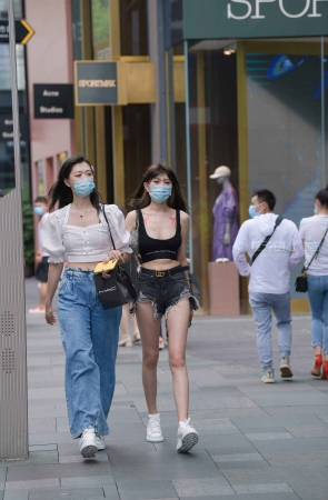 街拍小蛮腰清凉小姐姐