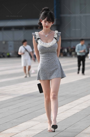 【摄神作品】2565-3=87√小哈娜网红 13P