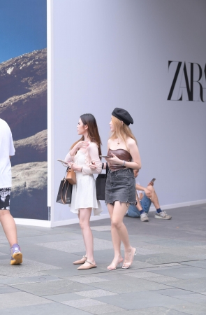 21723-16+110抹胸美腿女孩