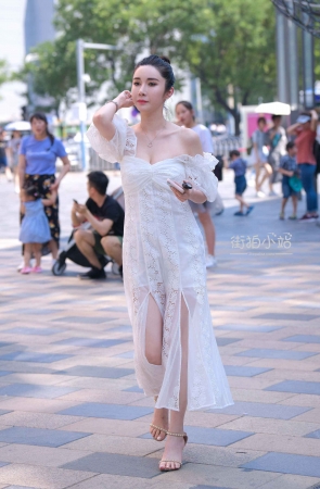 白裙美女