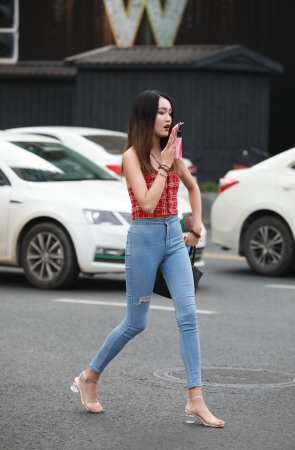 牛仔裤小姐姐