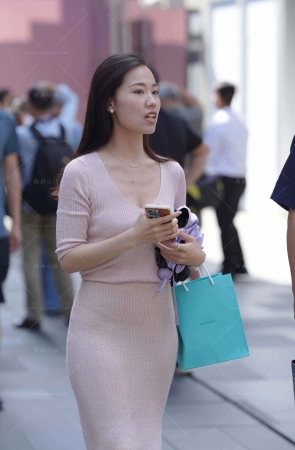 韵味的淡粉色连衣裙美女