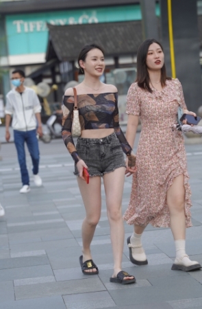 热裤美女