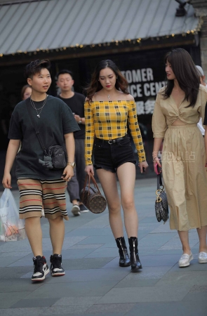 香肩美腿，一样不少