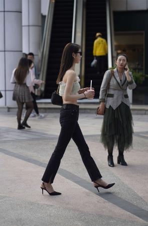 黑色紧牛美腿凉高香肩