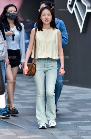 &清新浅色牛仔裤美女
