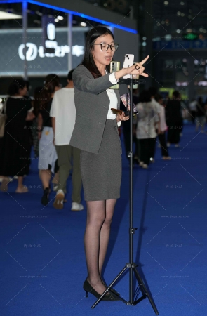 黑色丝韵味汽车主播