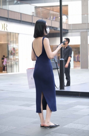 街拍深蓝色长裙韵味美女
