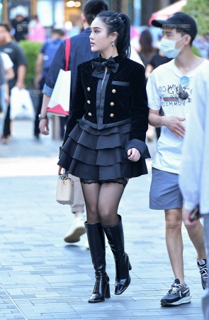 &黑丝袜短裙美女