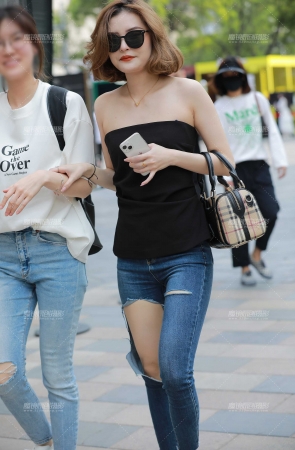 破洞牛仔裤美女